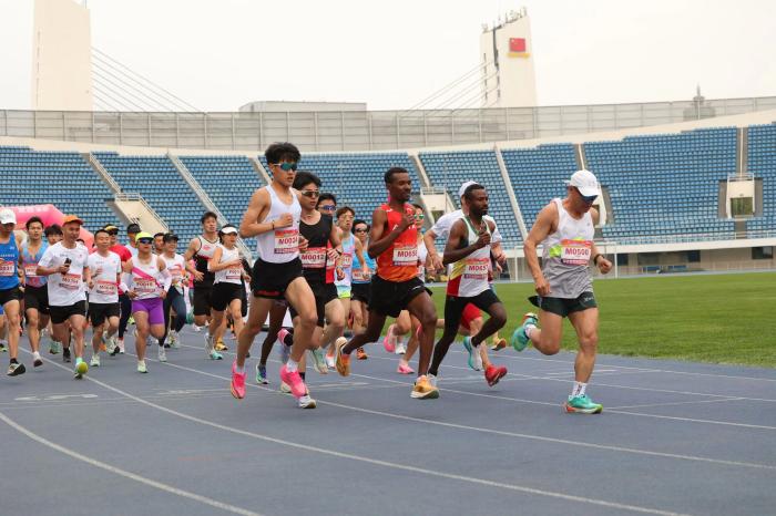 国家奥体杯10公里精英赛在国家级体育中心开赛，