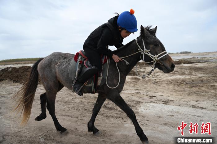 比力格图：在内蒙古草原用心照料每匹马，成为