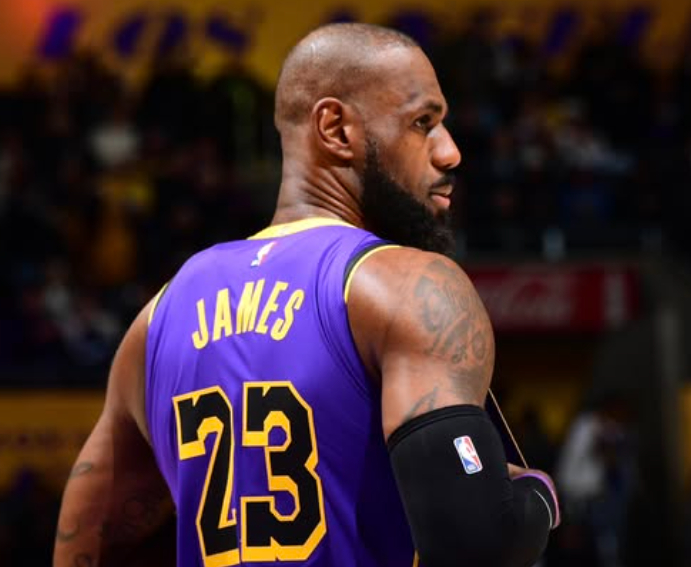 勒布朗第五次蜕变：无球打法成全能球员新标杆