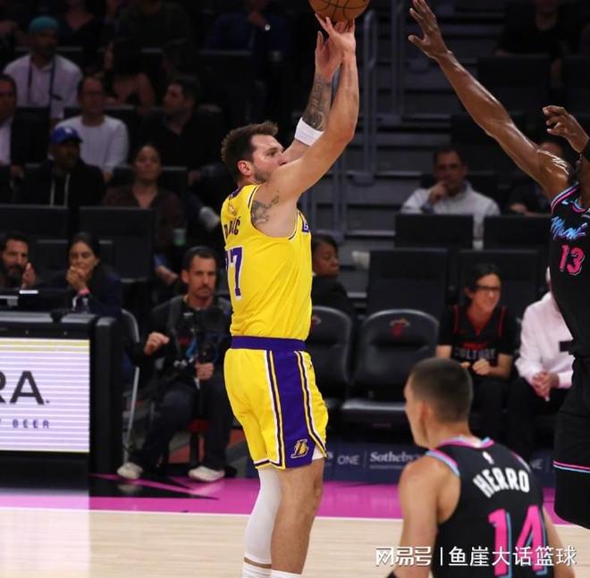 东契奇狂砍60分率队逆转热火 詹姆斯三双助湖人