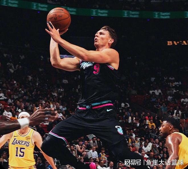 东契奇狂砍60分率队逆转热火 詹姆斯三双助湖人