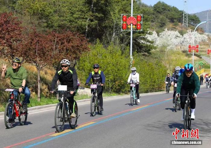 2026高平神农杯自行车赛鸣枪开赛 900骑手竞逐春日